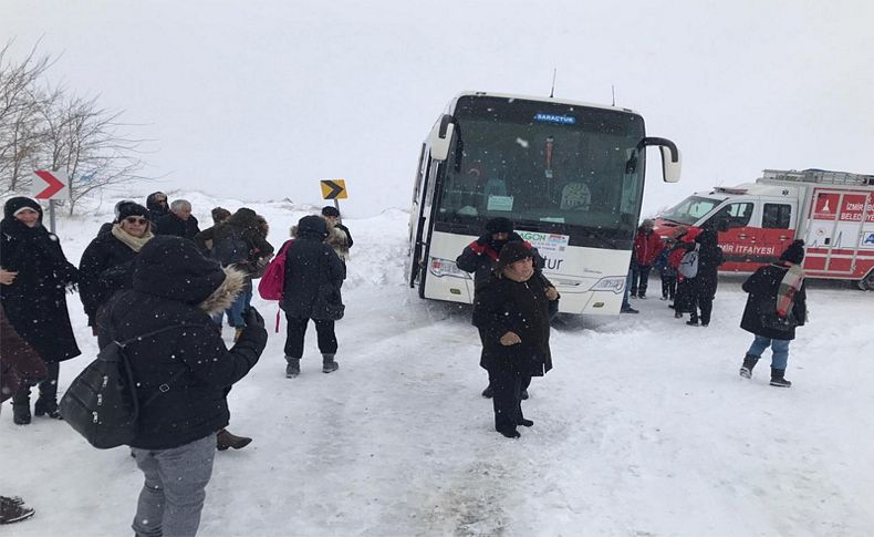 Ödemiş'te kara saplanan tur otobüsündeki 46 kişi kurtarıldı