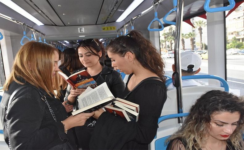 Öğretmenler tramvayda Atatürk'ü anlatan kitaplar okudu