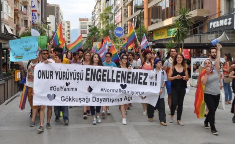 Onur Yürüyüşü'ne müdahale edilmesi İzmir'de protesto edildi