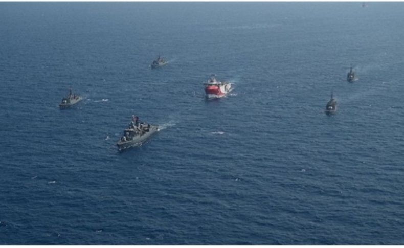 Oruç Reis'e Türk Deniz Kuvvetleri refakat ediyor