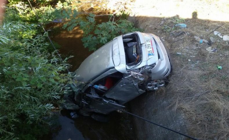 İzmir'de feci kaza: Otomobil dereye uçtu: 2 ölü, 1 yaralı