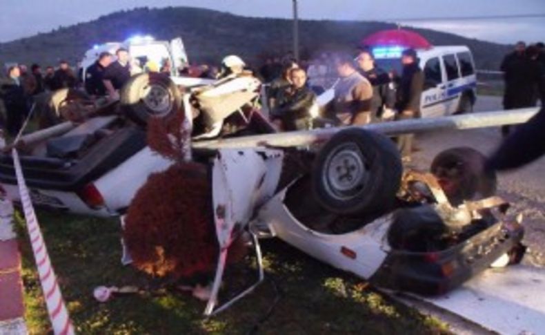 Denizli'de feci kaza: Otomobil ikiye bölündü