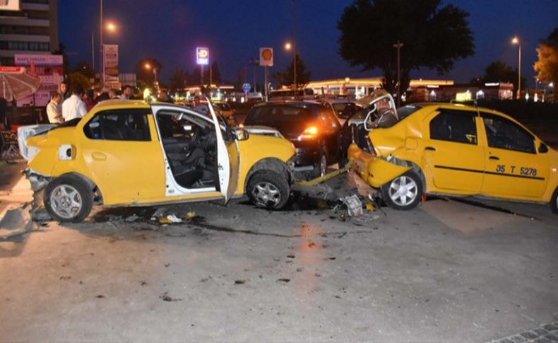 Otomobil, park halindeki 2 taksiye çarptı: 2 yaralı