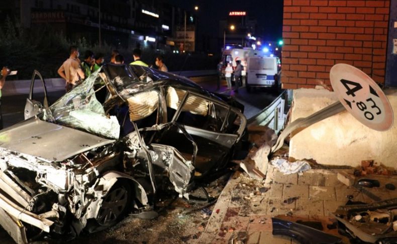 İzmir'de feci kaza: Otomobil paramparça oldu