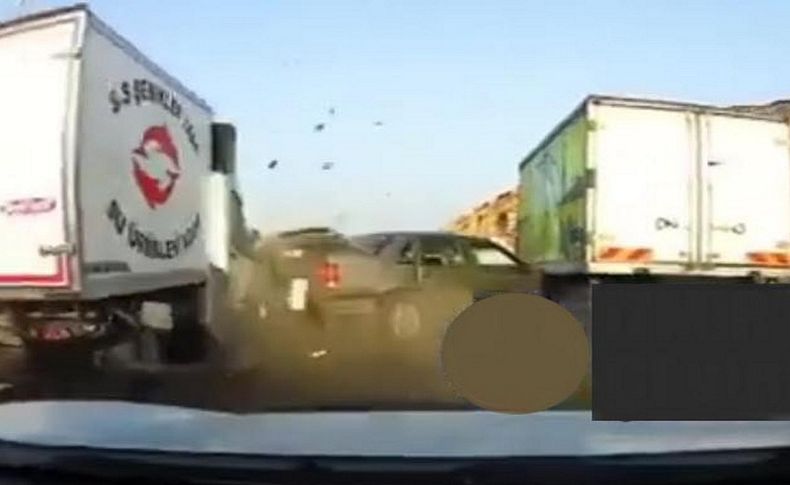 Otomobilin iki kamyonet arasında sıkıştığı kaza kamerada