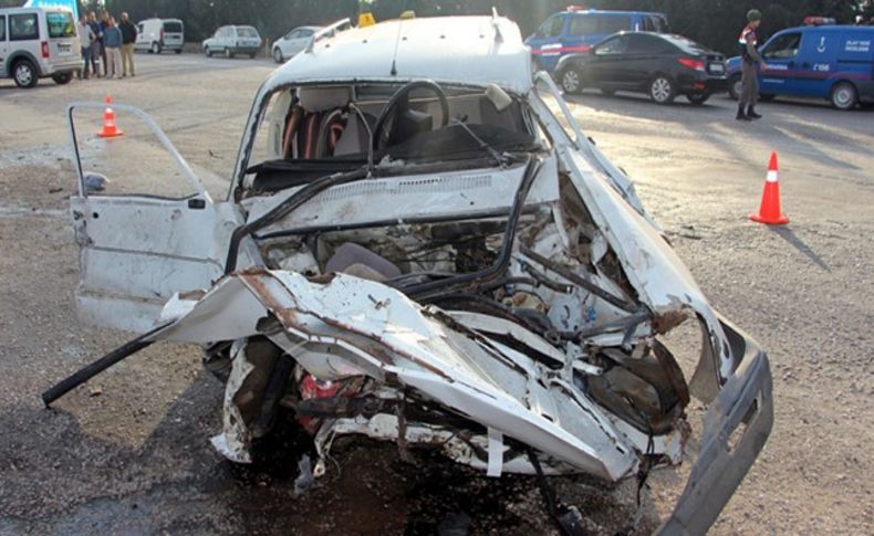 İzmir'de TIR ile otomobil çarpıştı: 1 ölü, 3 yaralı
