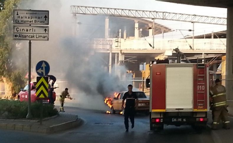 İzmir'de seyir halindeki otomobil alev alev yandı