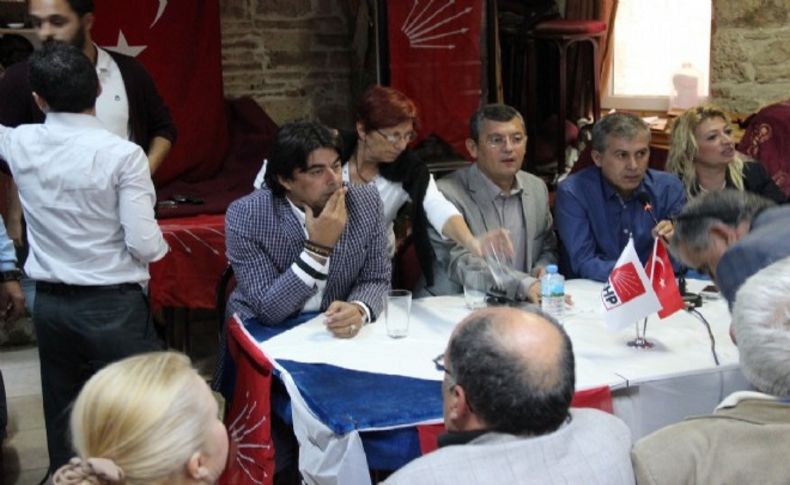 CHP'li Özel Foça'da sohbet toplantısına katıldı