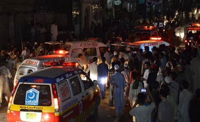 Pakistan'da mitinge canlı bombalı saldırı: 12 ölü