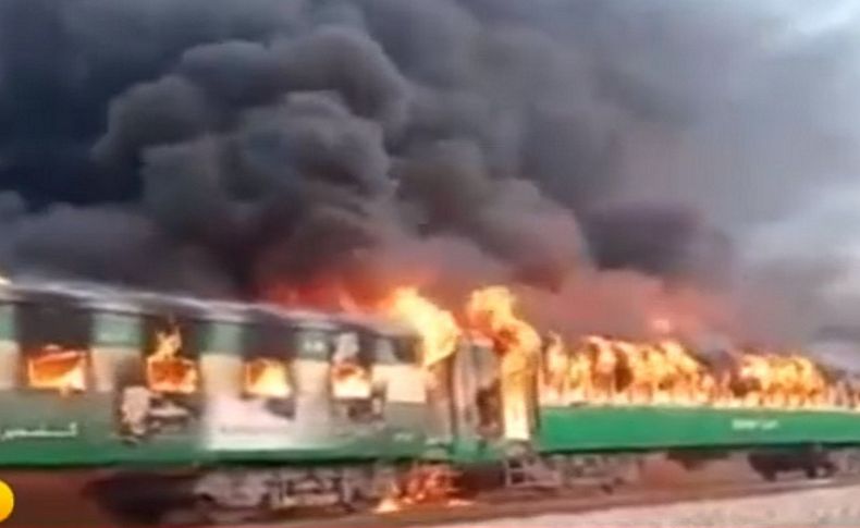 Pakistan'da yolcu treninde yangın: 71 ölü