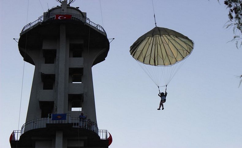 Paraşüt kulesinde adrenalin sürüyor