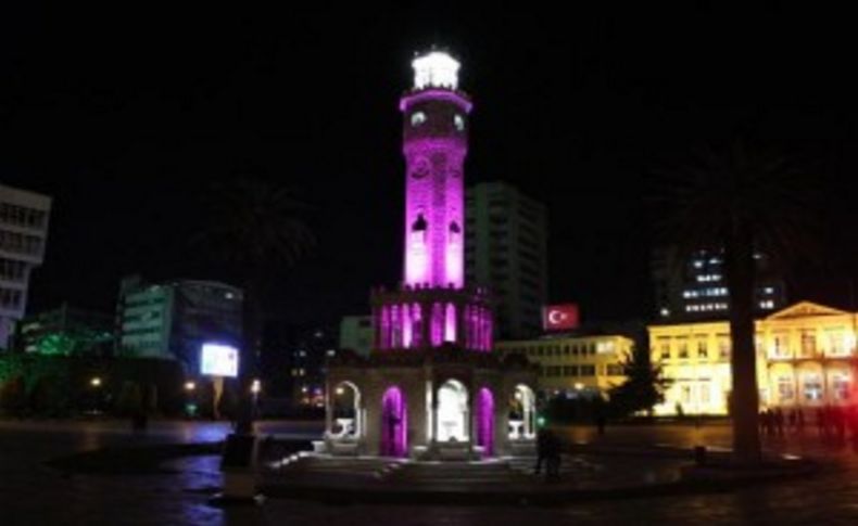 İzmir'in Saat Kulesi farkındalık yarattı: Bu kez pembe yandı!
