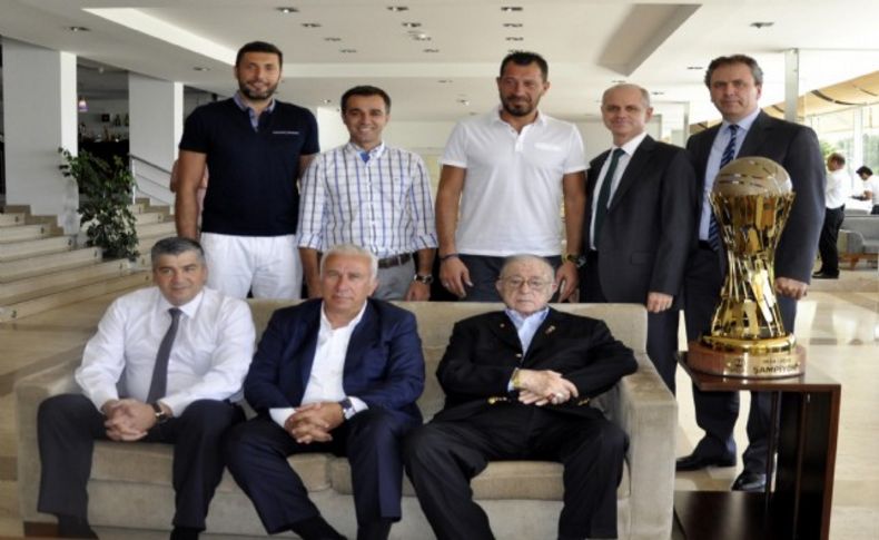 Kupa bu sefer Onursal Başkan Selçuk Yaşar'a gitti