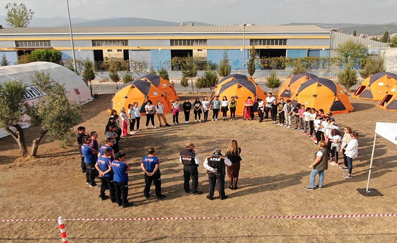 Polisin kampında öğrencilere 'afet' eğitimi
