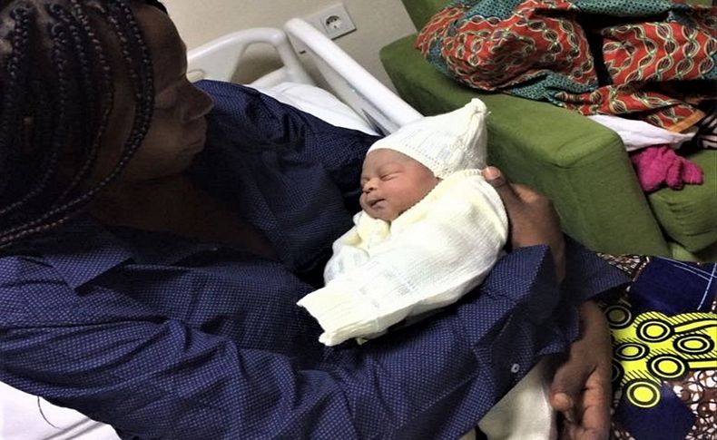 Polisin yakaladığı düzensiz göçmen doğum yaptı
