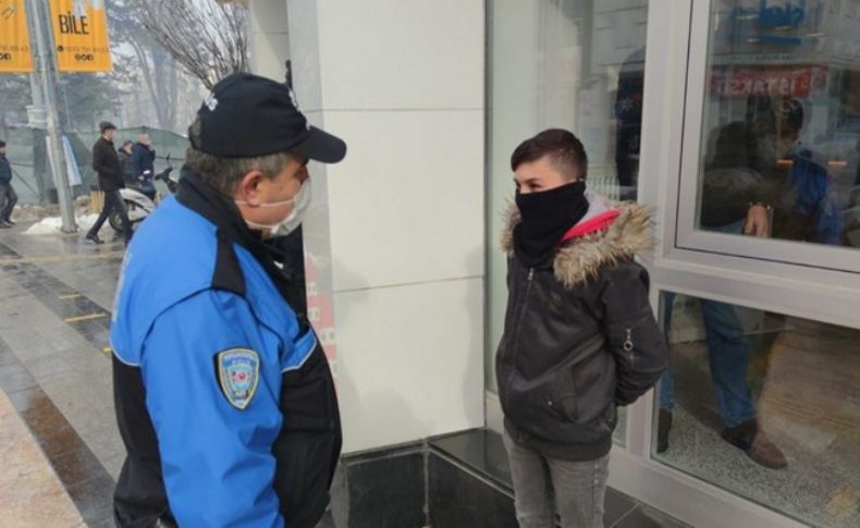 Polisten, bankadaki babasını bekleyen çocuğa: Söyle 900 lira fazla çeksin
