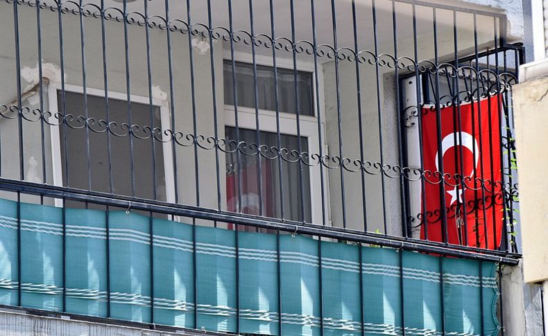 Rahip Brunson'ın evinin balkonuna Türk bayrağı asıldı