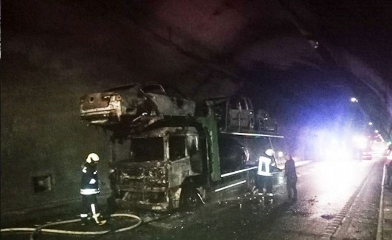 Sabuncubeli Tüneli'nde otomobil taşıyan kamyon yandı!