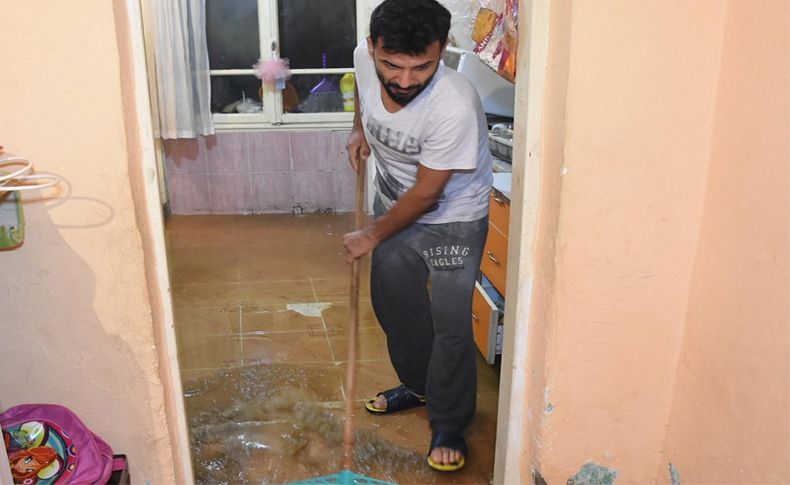 Sağanak yağış İzmir'de hayatı olumsuz etkiledi