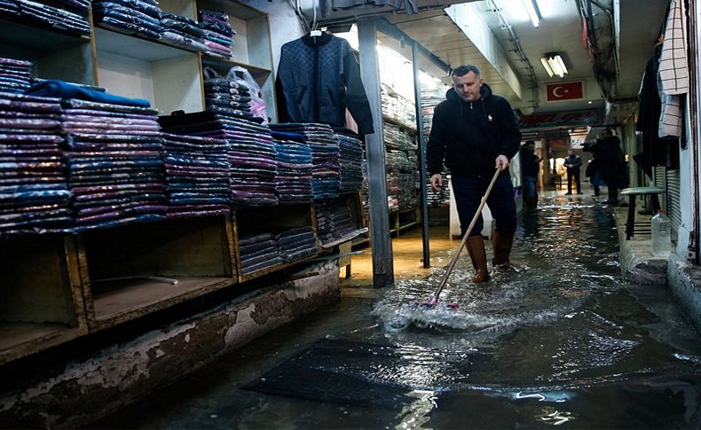Sağanak yağış İzmir'de su baskınlarına yol açtı