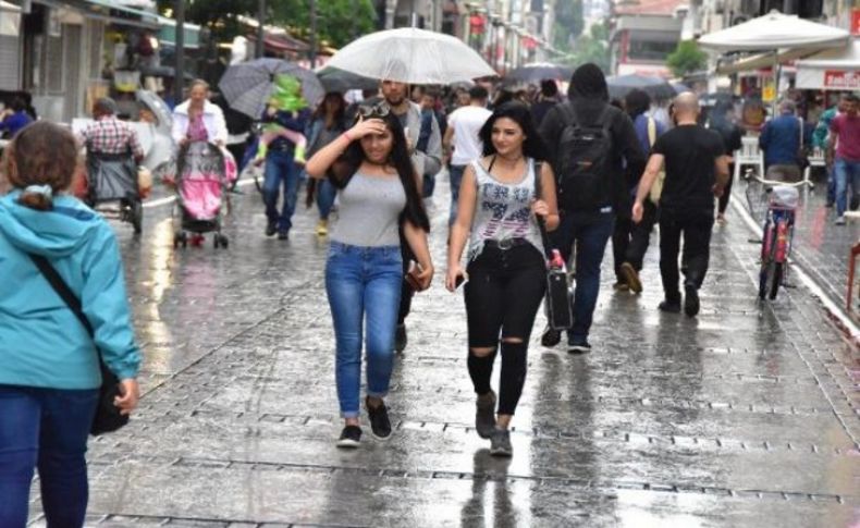 Sağanak yağmur İzmirliler'i hazırlıksız yakaladı