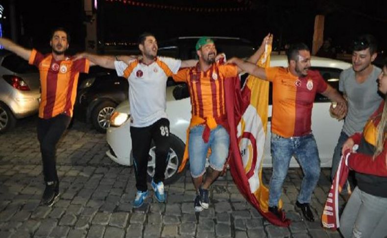 İzmir'de Galatasaraylı taraftarların kupa coşkusu