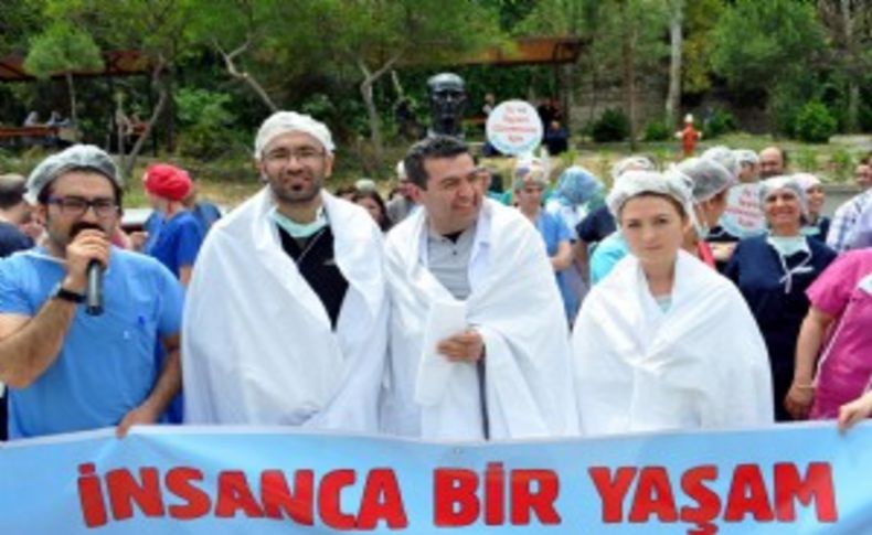 İzmir'de ameliyat çalışanları kefen giyip, iş bıraktı!