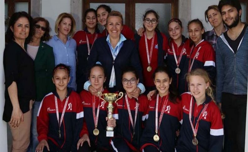 Şampiyon kızlar kupalarını Başkan’a getirdi