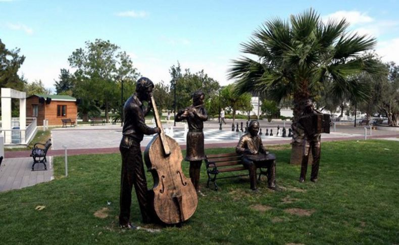 Sanat Sokağı'na müzisyen heykelleri