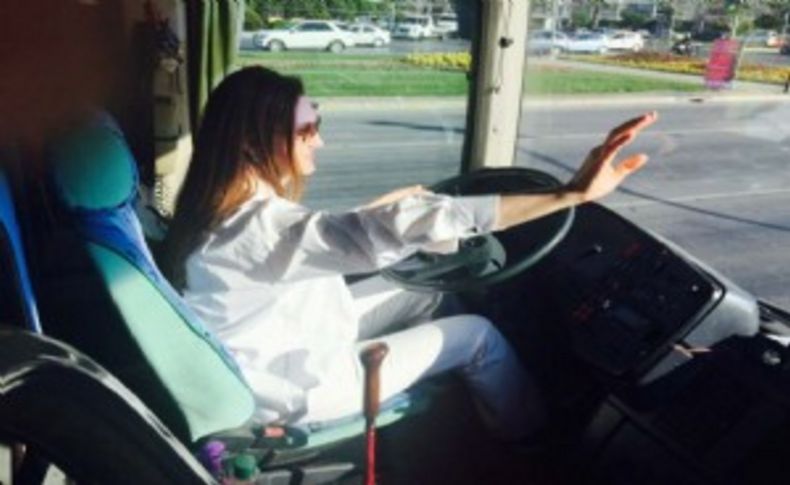 İzmir'de seçim otobüsünü kullanan AK Partili aday