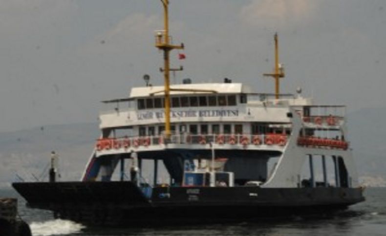 Lodos İzmir'de deniz ulaşımını vurdu