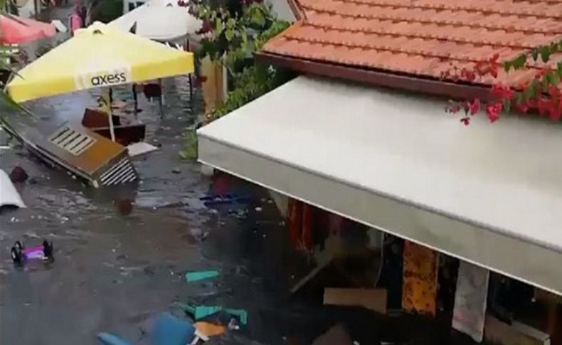 Seferihisar'da tsunami: Sokakları deniz suyu bastı