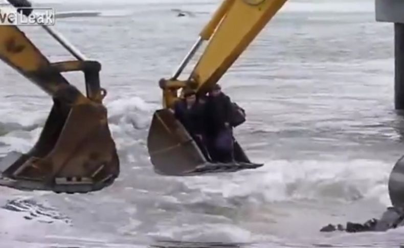 Sibirya’da işçilerin nehri kepçeyle geçmesi kamerada