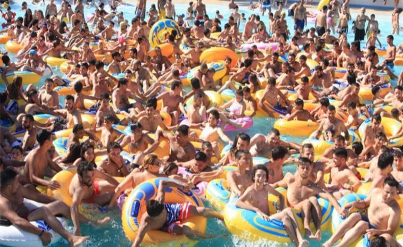 Sıcaklık 39 dereceye çıkınca İzmirliler havuza koştu