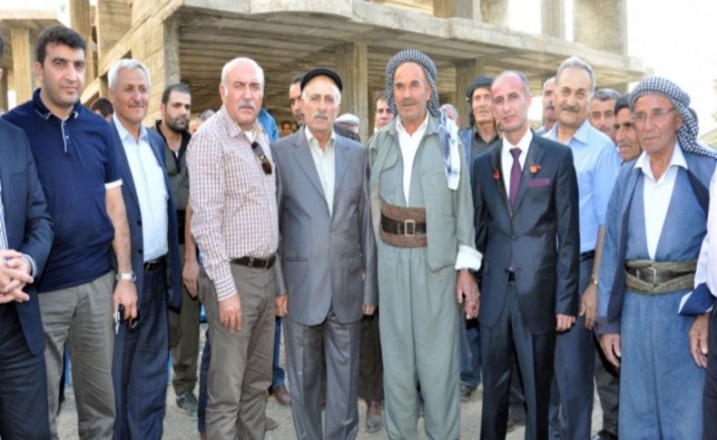 Şırnak Valisi İpek, Kürtçe müzik eşliğinde halay çekti