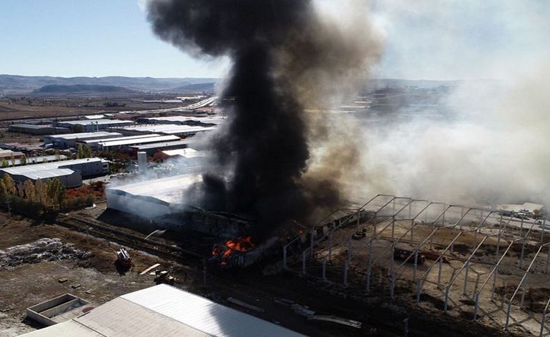 Sivas'ta plastik fabrikasında yangın