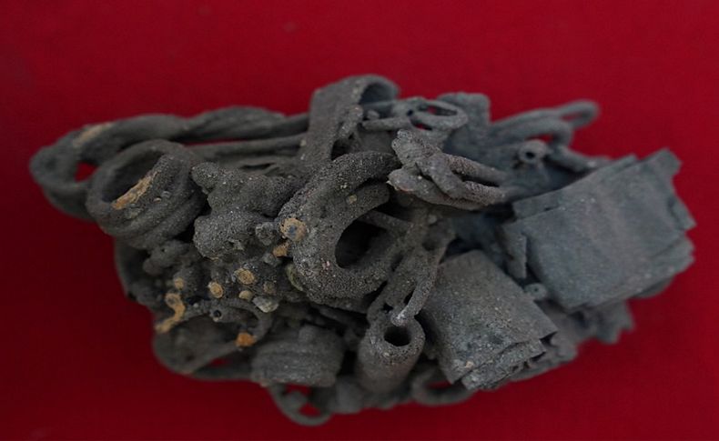 Smyrna Antik Kenti kazılarında gümüş takılar bulundu