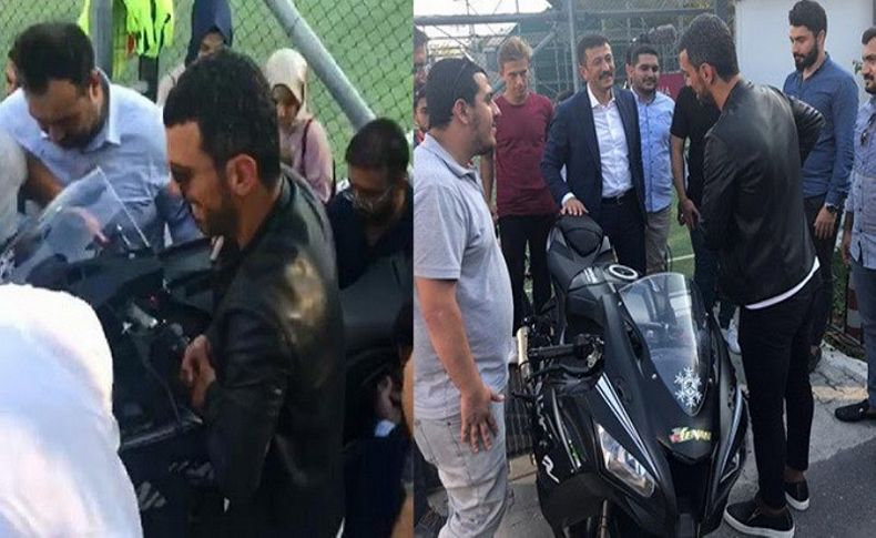 Sofuoğlu'nun motosikletini 10 kişi zor taşıdı
