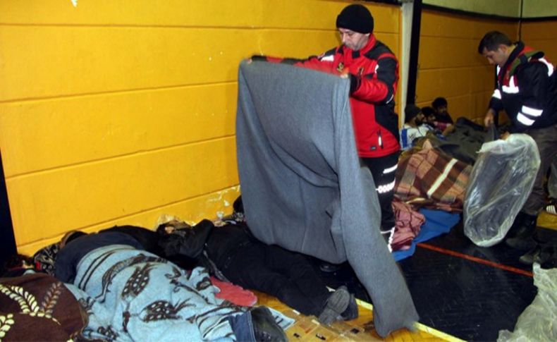 Soğuktan etkilenen mültecilere battaniye