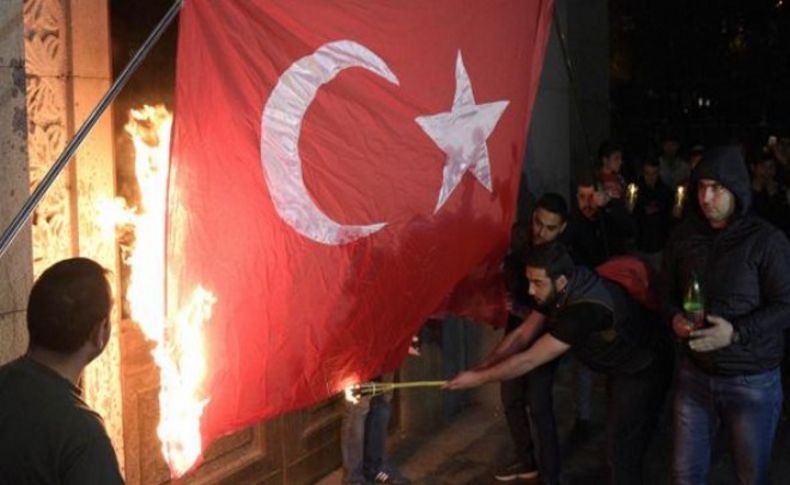 Şoke eden görüntü... Türk bayrağını yaktılar