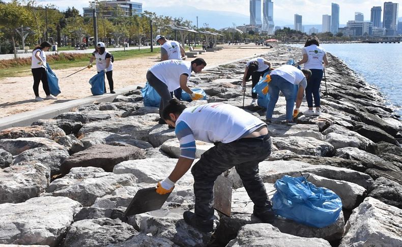 Sosyal medyada örgütlendiler, sahili temizlediler