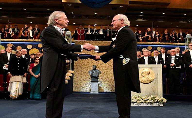 Soykırım destekçisi yazar Peter Handke Nobel ödülünü aldı