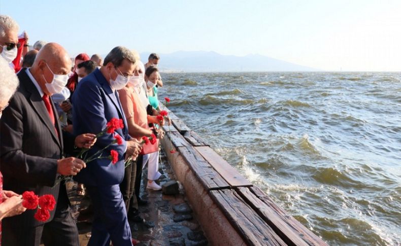 Soykırım kurbanları için İzmir'de denize karanfil bırakıldı