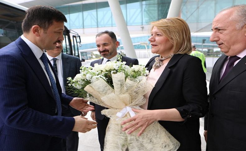 Hamza Dağ'ı havalimanında çiçeklerle karşıladılar