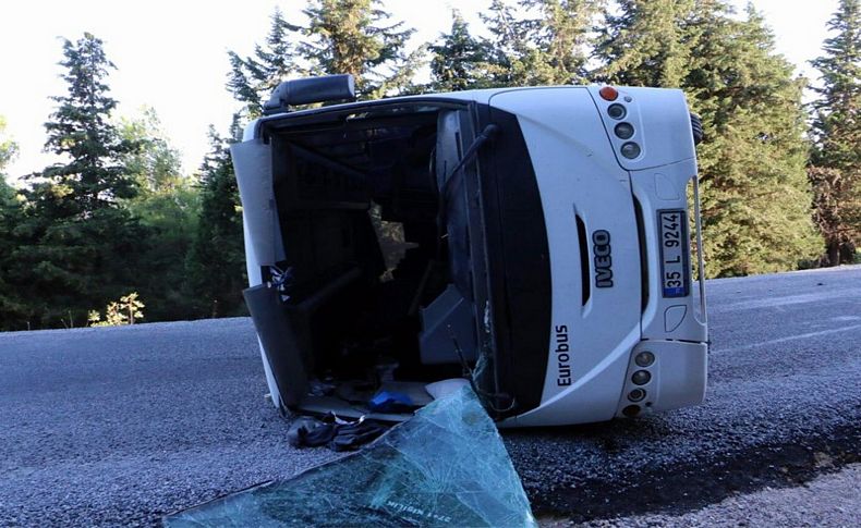 Sürücüsü ehliyetsiz servis midibüsü devrildi: 19 işçi yaralı