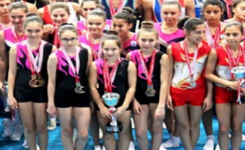 Bornova Belediyespor cimnastikçiler iki kategoride birinci oldu