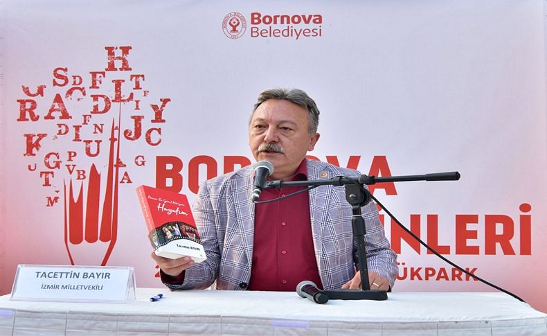 Tacettin Bayır kitabını Bornova'da imzaladı
