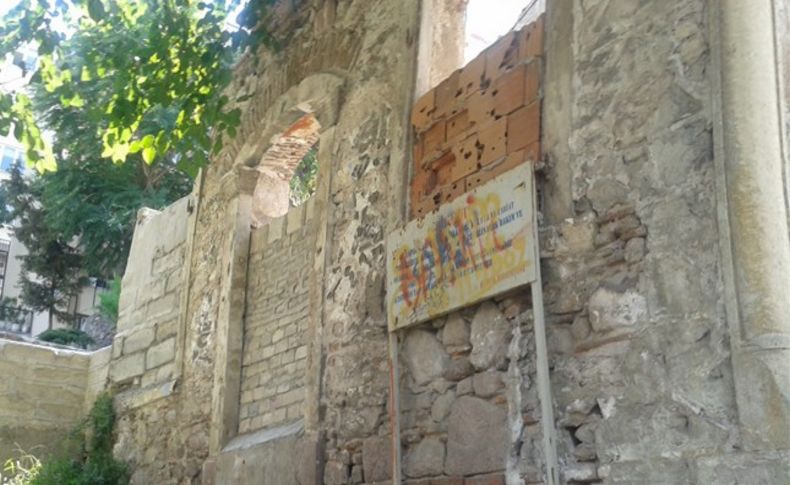 Konak'ta 'tarihi' rezalet: Yıkılınca mı restore edilecek'