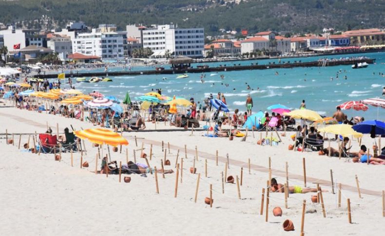 Tatilciler Ilıca Plajı'nı yine doldurdu