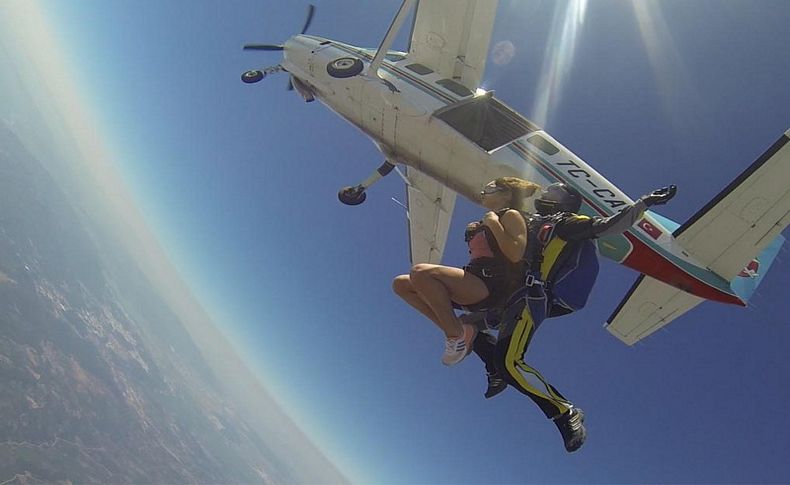 Tatilde adrenalin tutkunları uçaktan paraşütle atladı
